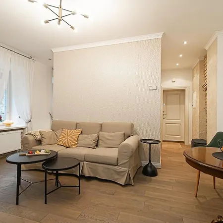 Old Town On Quiet Private Street *