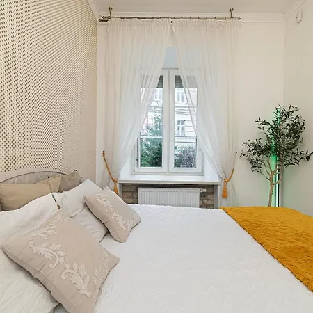 Old Town On Quiet Private Street